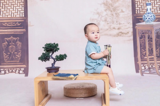 江山女宝宝换尿布